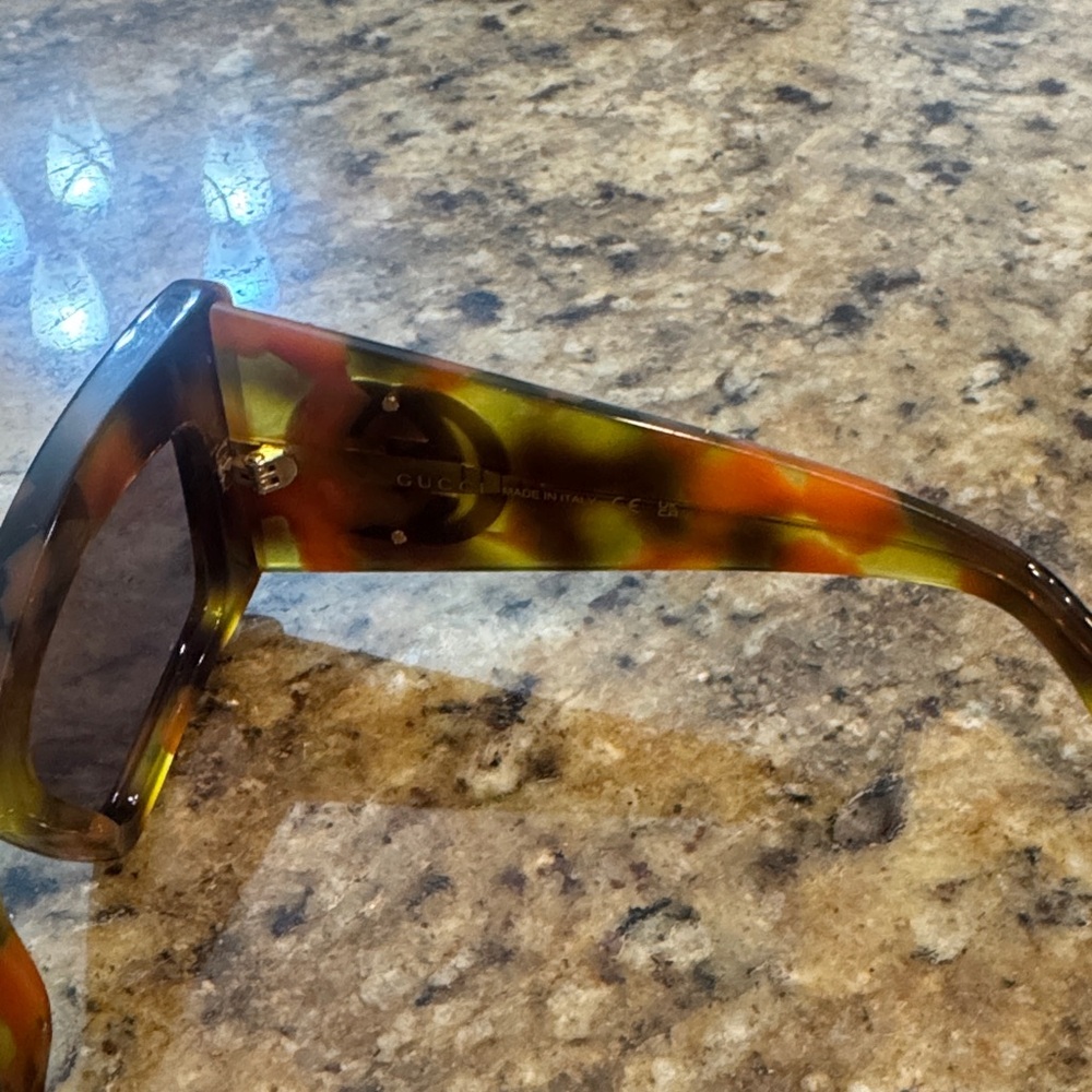 Gucci Multicolor Tortoiseshell Acetate Women’s Sunglasses with Gold Logo - Picture 7 of 8